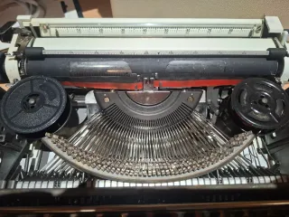 Máquina Escribir Olympia Traveller De Luxe