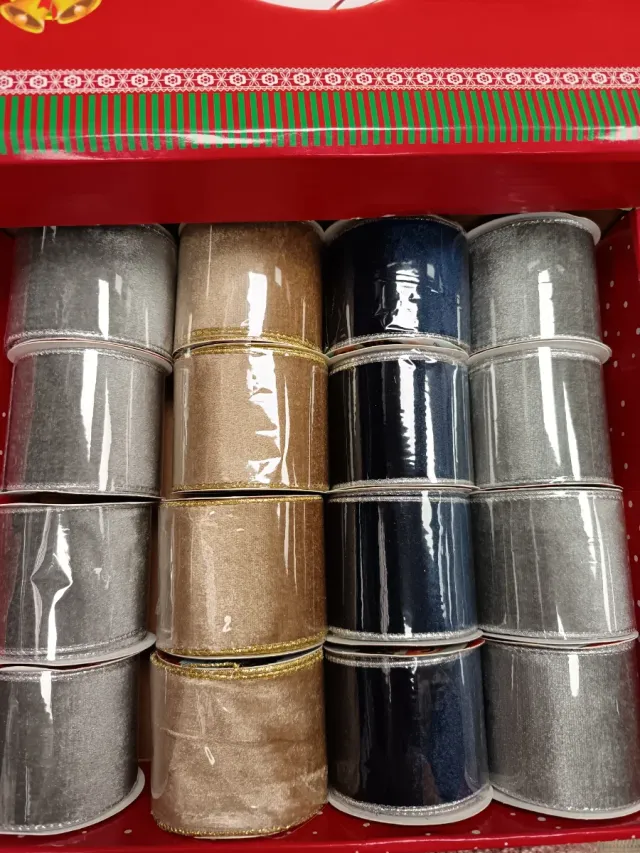 Caja de cintas decorativas doradas, plateadas,azul