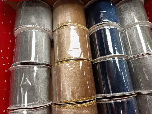 Caja de cintas decorativas doradas, plateadas,azul