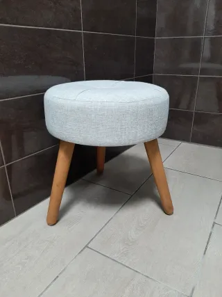Sgabello rotondo in tessuto e legno