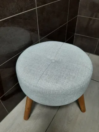 Sgabello rotondo in tessuto e legno