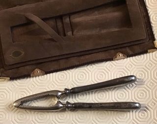 Schiaccianoci in argento con custodia originale