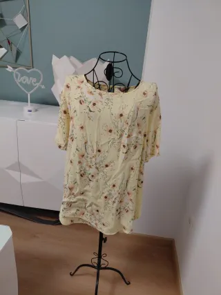 Blusa H&M floral amarilla talla 44