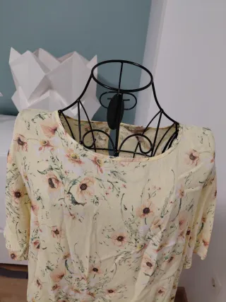 Blusa H&M floral amarilla talla 44