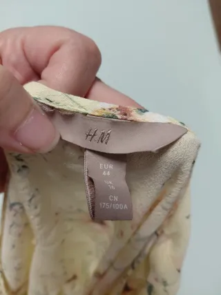 Blusa H&M floral amarilla talla 44