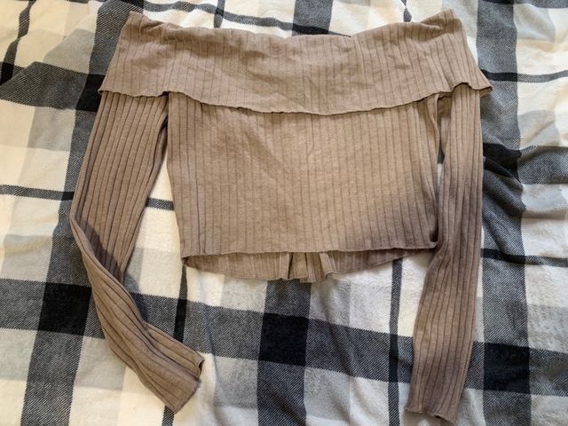 Camisa hombros descubiertos beige/marrón