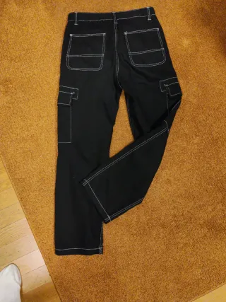 Pantaloni cargo neri con cuciture bianche