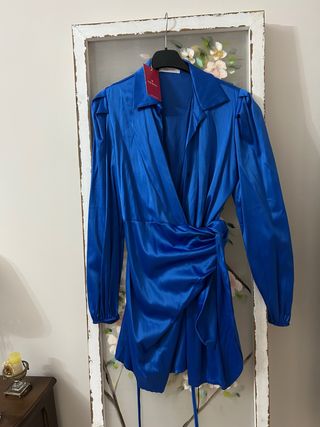 Vestido corto azul satinado