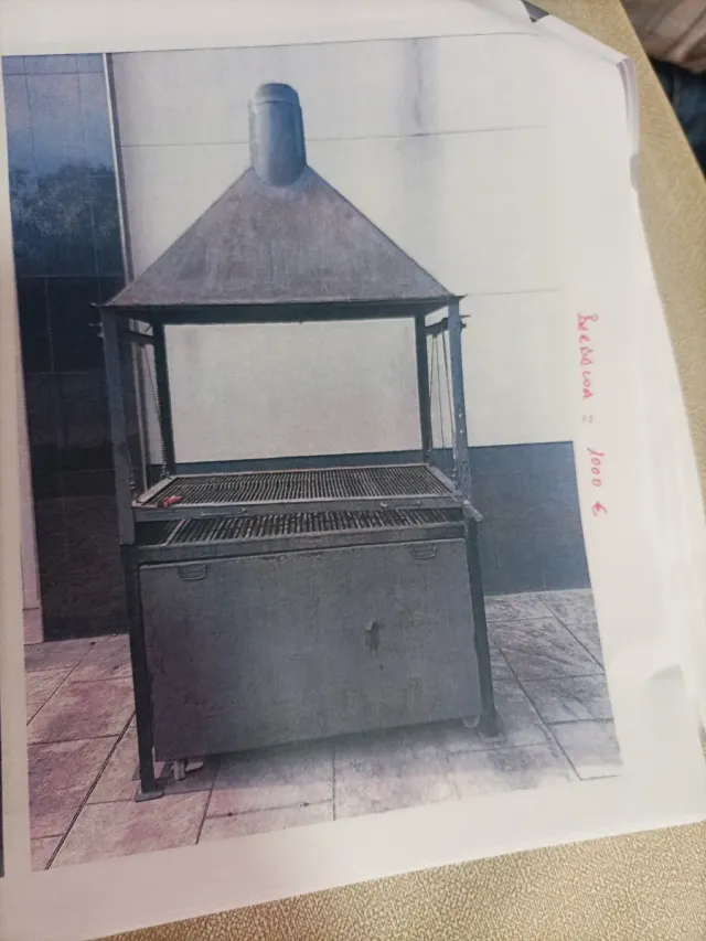 Barbacoa de metal gris