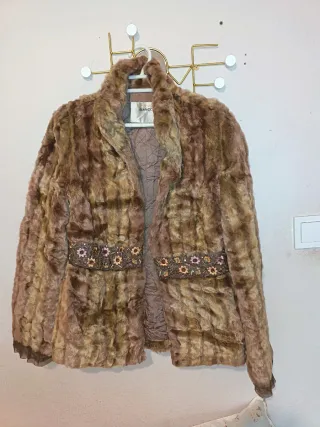Chaqueta de pelo con cinturón floral.Fur jacket wi