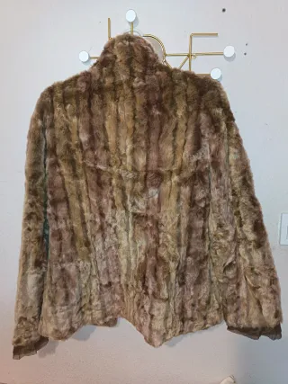 Chaqueta de pelo con cinturón floral.Fur jacket wi