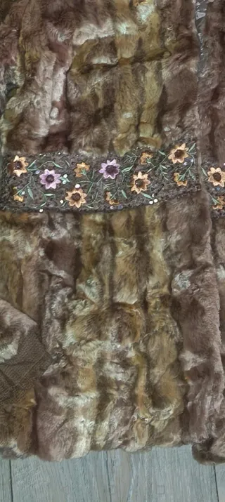 Chaqueta de pelo con cinturón floral.Fur jacket wi