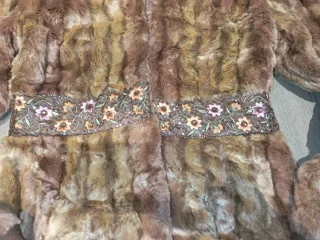 Chaqueta de pelo con cinturón floral.Fur jacket wi