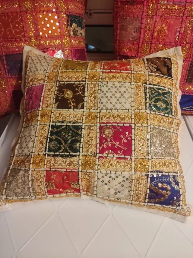 Fundas cojín patchwork bordadas hechos a mano .