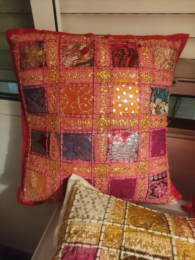 Fundas cojín patchwork bordadas hechos a mano .