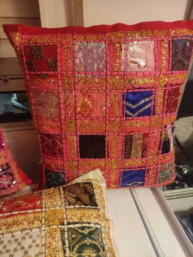 Fundas cojín patchwork bordadas hechos a mano .