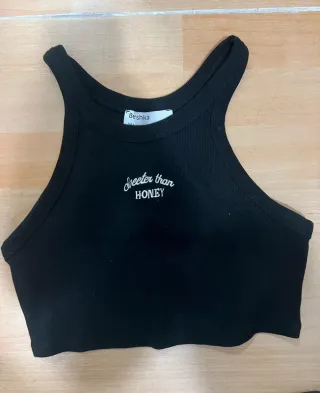 Camiseta negra corta de Bershka