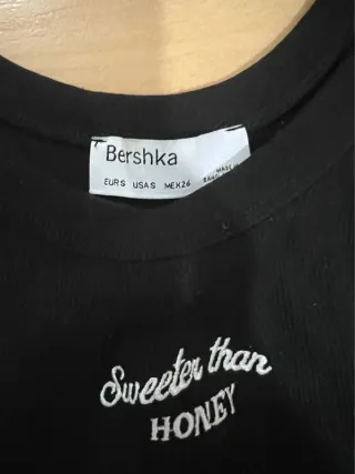 Camiseta negra corta de Bershka