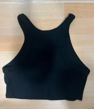 Camiseta negra corta de Bershka