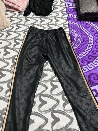 Pantalón chándal Adidas negro y dorado
