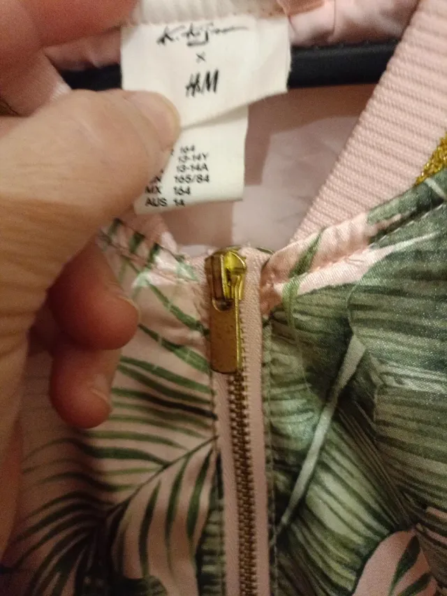 Cazadora H&M estampado tropical flamencos.