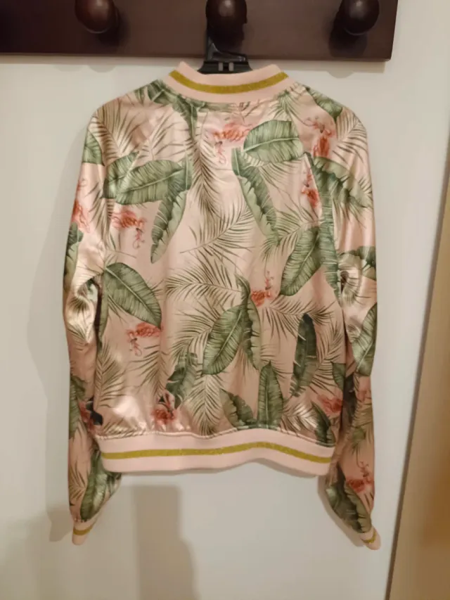 Cazadora H&M estampado tropical flamencos.