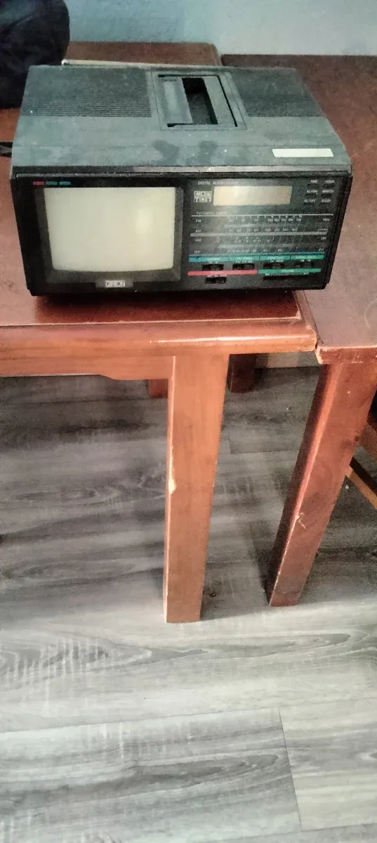 Lote 8 mesas y 17 sillas madera