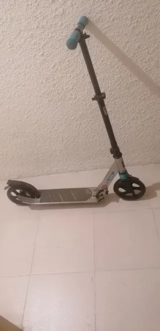 Patinete infantil plateado y azul