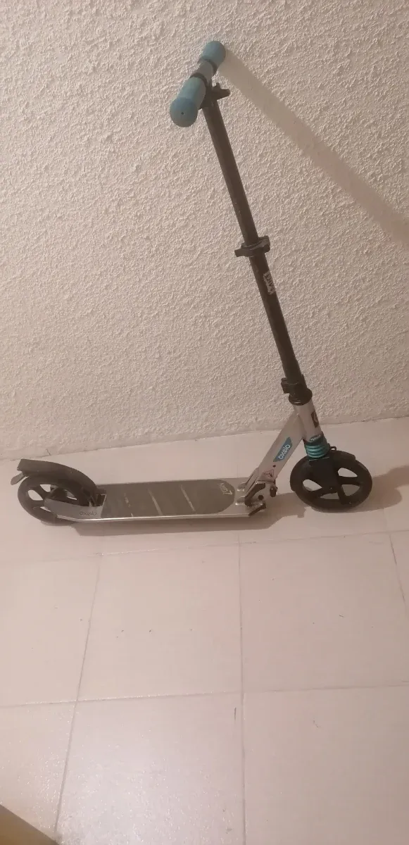 Patinete infantil plateado y azul