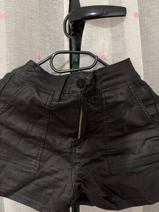 Shorts de cuero negro