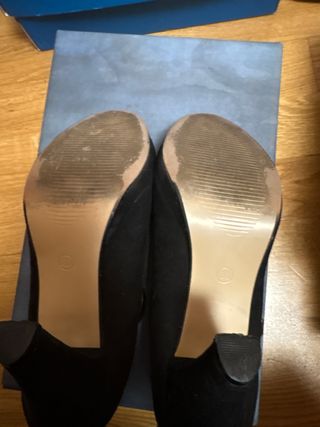 Zapatos de tacón negros con tira