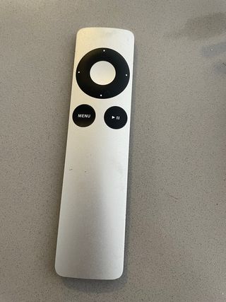 Apple TV con mando y cable