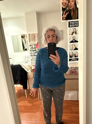 Jersey azul y pantalón gris