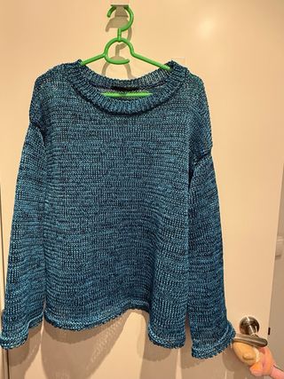 Jersey azul y pantalón gris