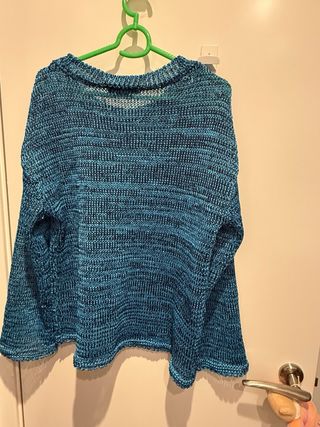 Jersey azul y pantalón gris