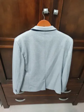 Americana gris con forro de rayas