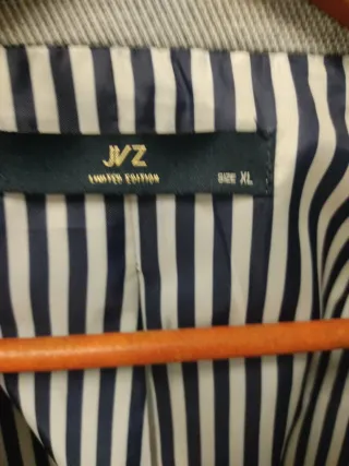 Americana gris con forro de rayas