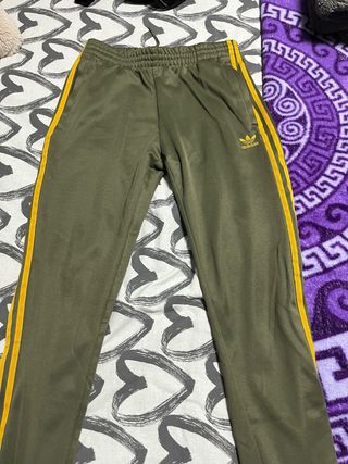 Pantalón chándal Adidas verde con rayas