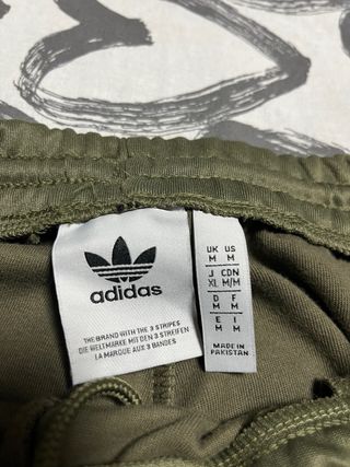 Pantalón chándal Adidas verde con rayas