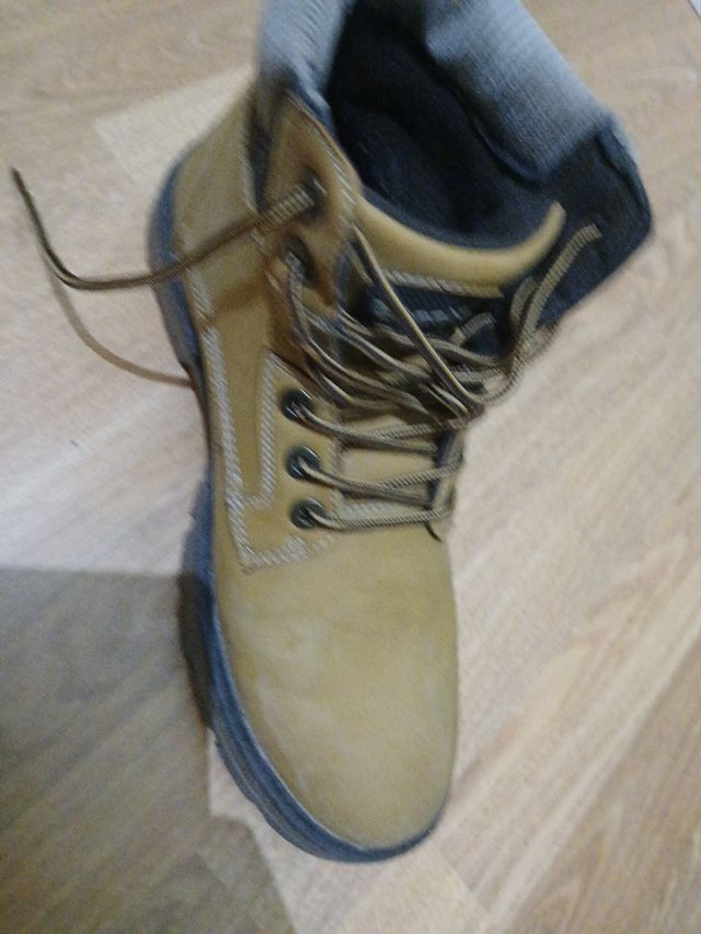 Botas de hombre marrones y grises