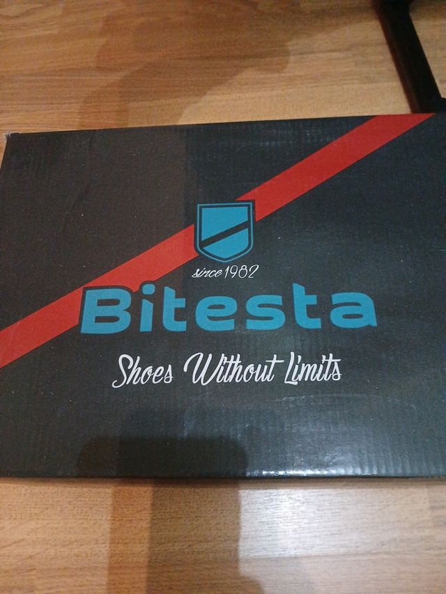 Botas de hombre marrones y grises