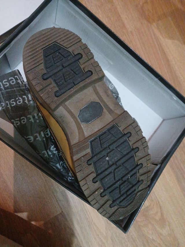 Botas de hombre marrones y grises