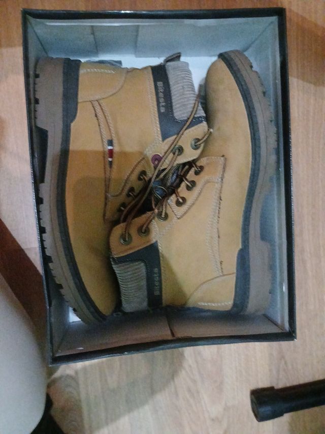 Botas de hombre marrones y grises