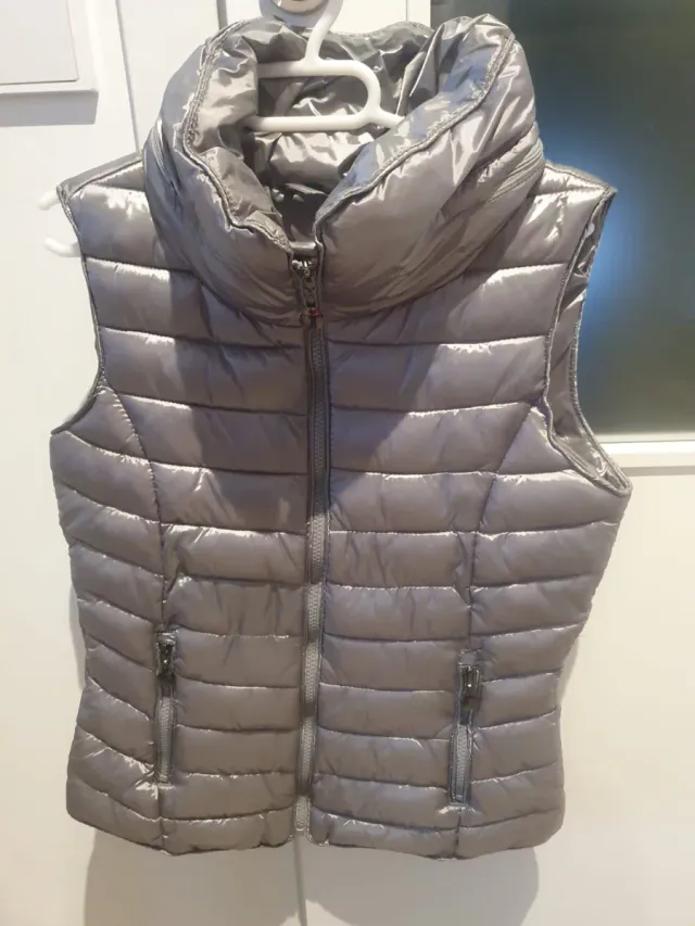 Colete acolchoado prateado feminino, com capuz.