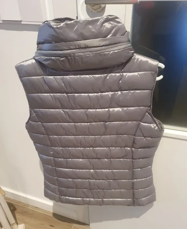 Colete acolchoado prateado feminino, com capuz.