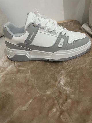 Zapatos grises y blancos elegantes