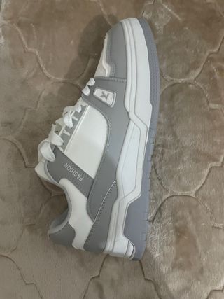 Zapatos grises y blancos elegantes