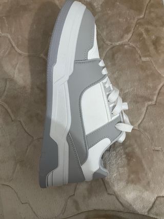 Zapatos grises y blancos elegantes
