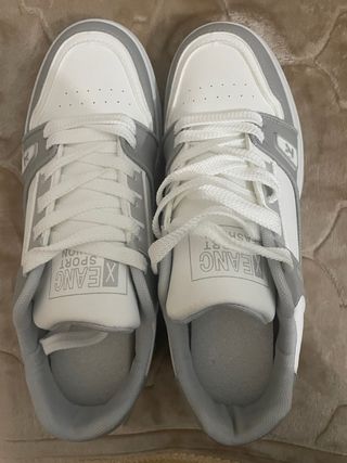 Zapatos grises y blancos elegantes