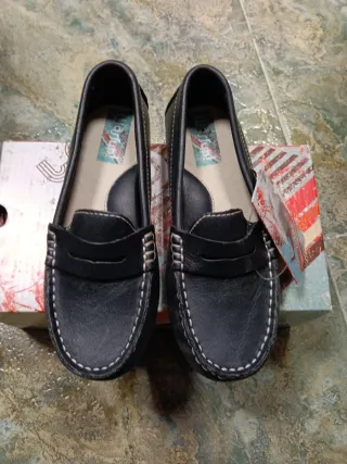 Mocasines negros nuevos..talla 29.